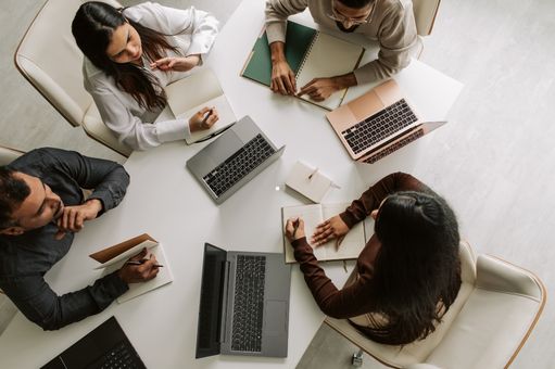 Angestellte im Büro informieren sich über Versicherungen und Absicherung