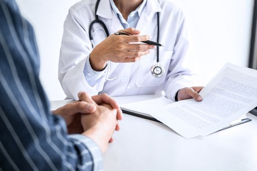 Assistenzärztin prüft ihre Absicherung zum Start in der Klinik
