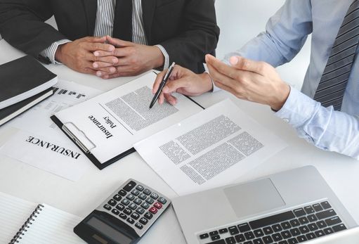 Selbstständiger Unternehmer plant ihre Versicherungen am Schreibtisch mit Versicheralles