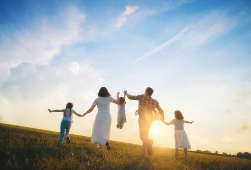 Junge Eltern prüfen in der Elternzeit ihre Versicherungen für die Familie