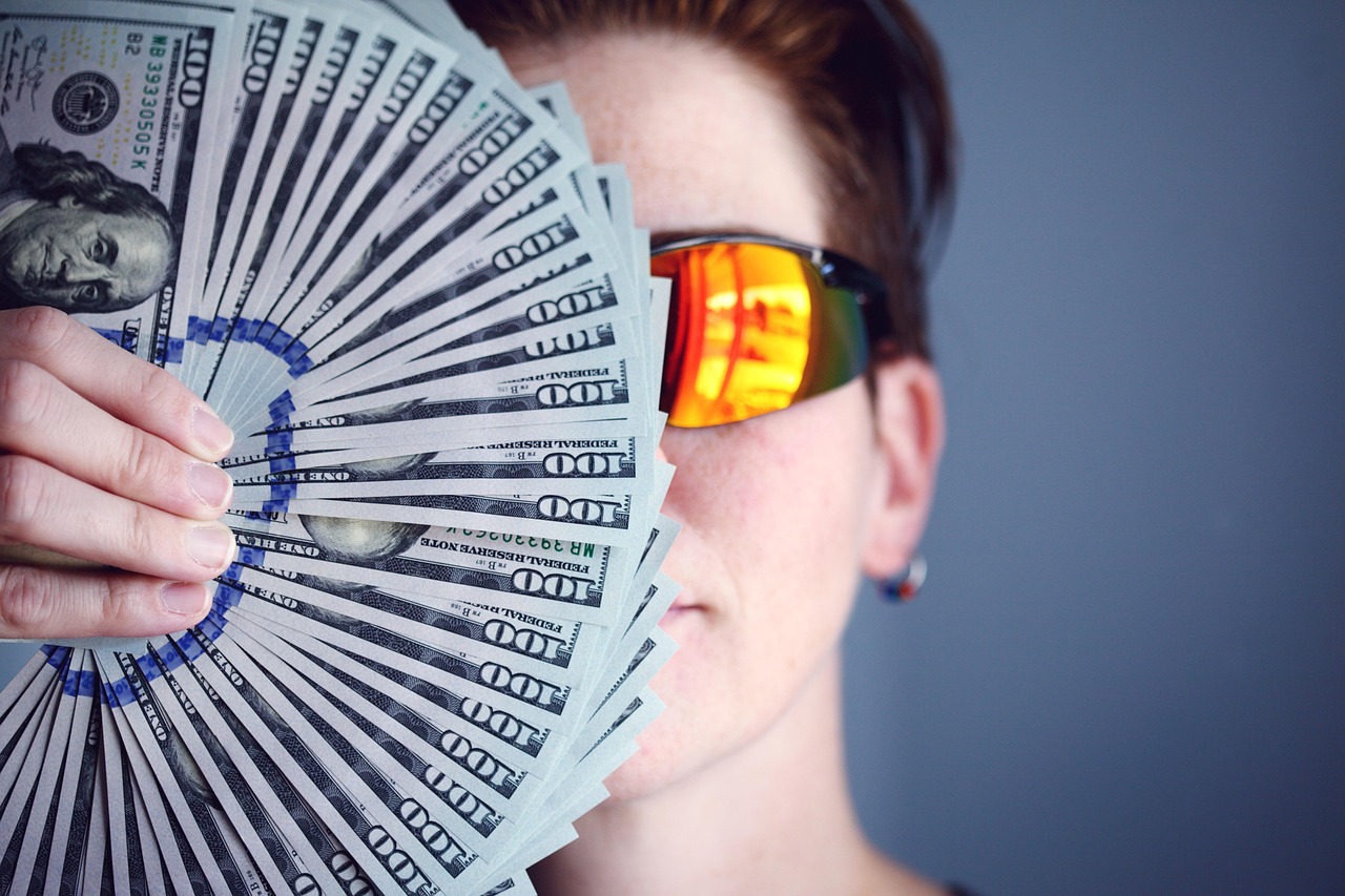 Selbstständige Person prüft Finanzunterlagen und legt eine Reserve zurück