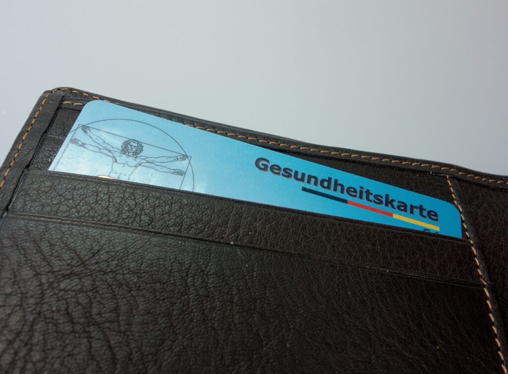 Neutrales PKV-Anpassungsschreiben mit Kalender auf einem Schreibtisch